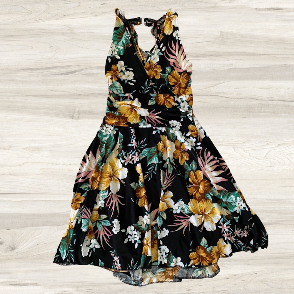 Clasp back, tropical print. Fits L-XL. Knee Length.